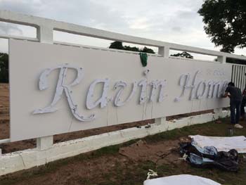 ป้ายหน้าโครงการ Ravin Home Resort เขาใหญ่ สแตนเลสทองแดง ซ่อนไฟ+อลูมิเนียมคอมโพสิท