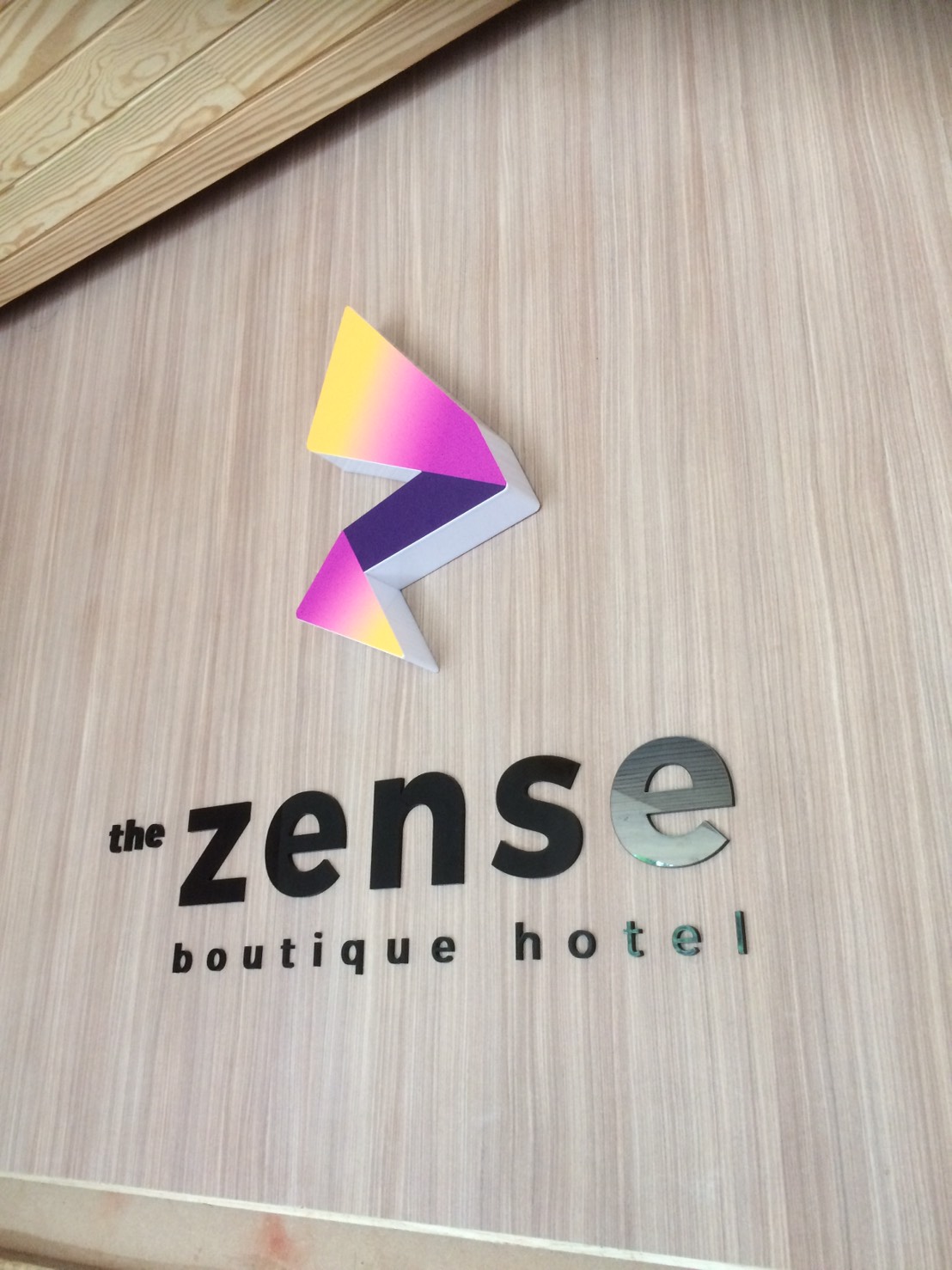 โลโห้หลังเคาท์เตอร์ โรงแรม The Zense boutique hotel พิษณุโลก