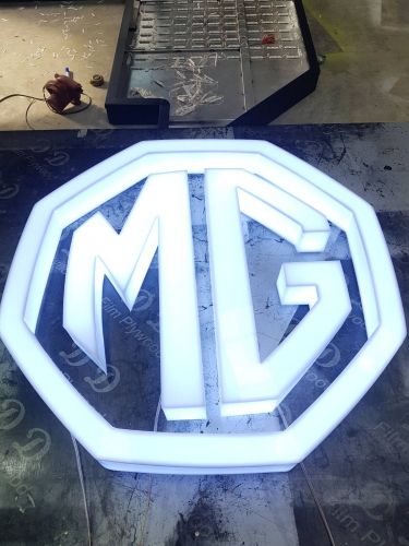 MG logo อะคริลิกต่อขอบซ่อนไฟ LED แสงขาวด้านใน