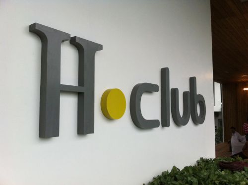 H Club ตัวอักษรโลหะทำสีอุสาหกรรม