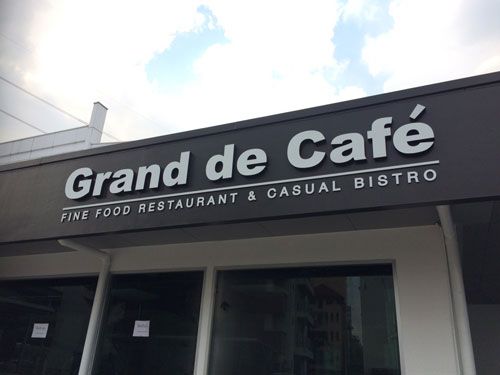 ตัวอักษรซิงค์ ทำสีหน้าขาว ขอบดำ หน้าร้าน Grand De Cafe